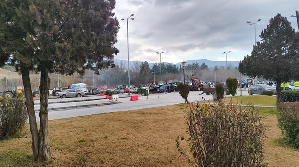 Προμαχώνας ρεύμα εξόδου την 8-1-26, κατά τον 48ωρο αποκλεισμό για φορτηγά μόνο. 