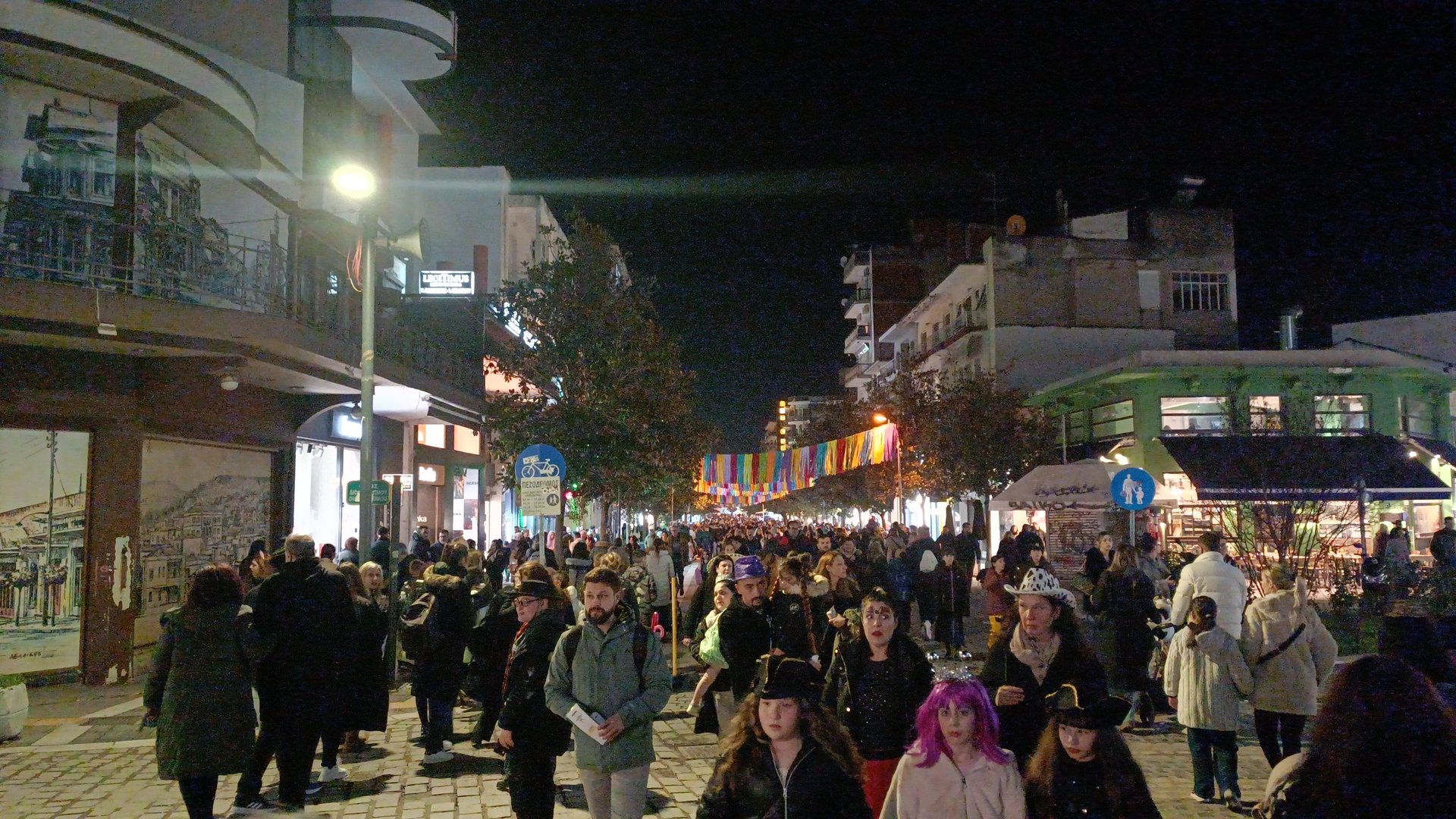 Πλήθος κόσμου στους δρόμους την Τσικνοπέμπτη.