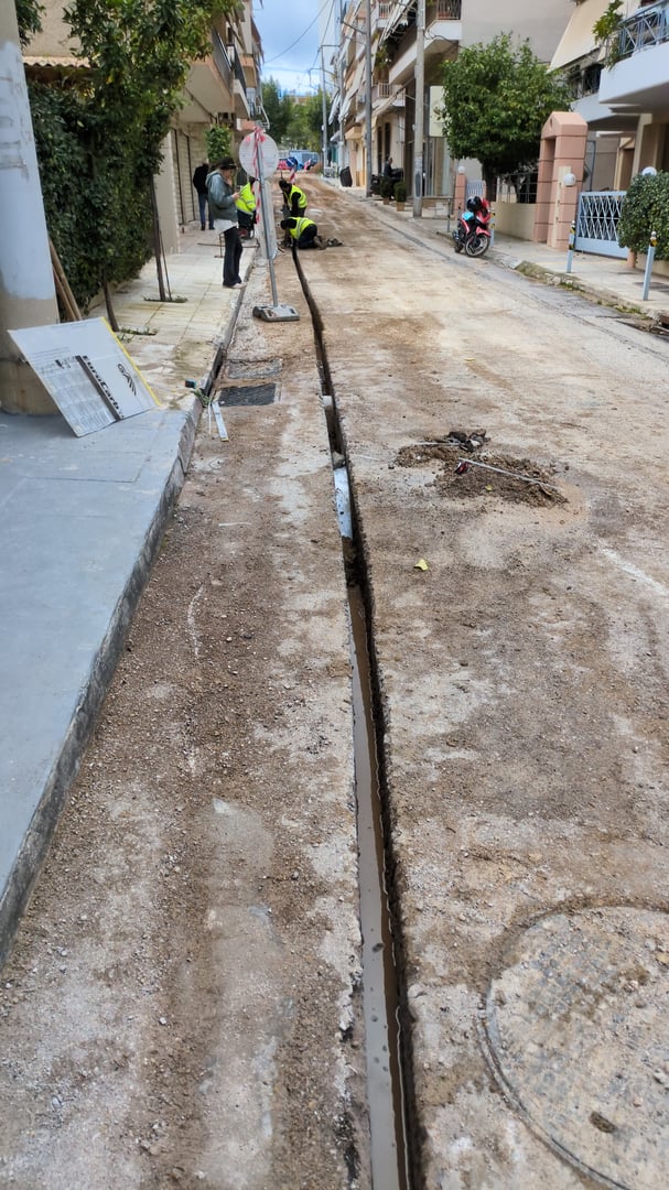 Ελλάς το μεγαλείο σου! Σκάβουν το δρόμο για δεύτερη φορά για να περάσουν οπτική ίνα απο σημείο που έχει ήδη περάσει και για ακόμη μια φορά σπάνε τους σωλήνες του νερού. Πολλές πολυκατοικίες χωρίς νερό εδω και πάνω από 2 ώρες και η ΕΥΔΑΠ ακόμα έρχεται. 