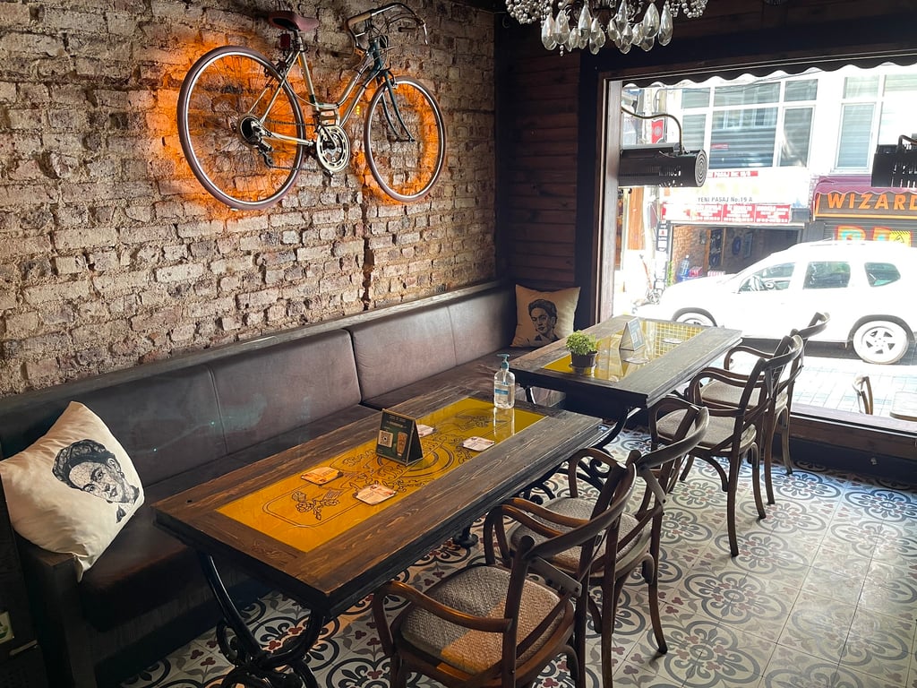 Hiç Pub Kadıköy