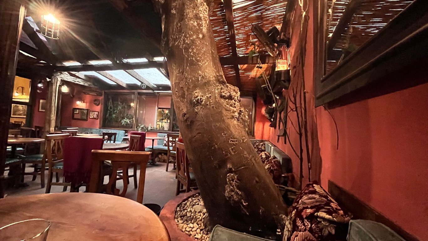 Lâl Cafe Bar