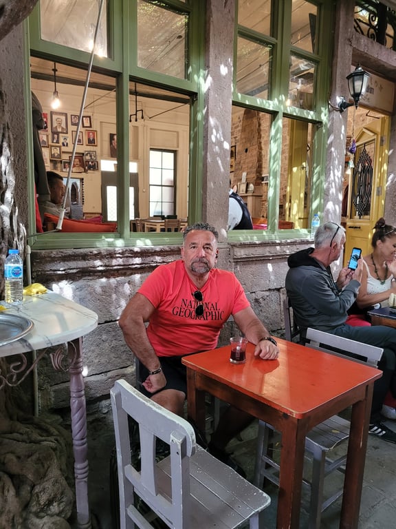 Mor Salkım Cafe