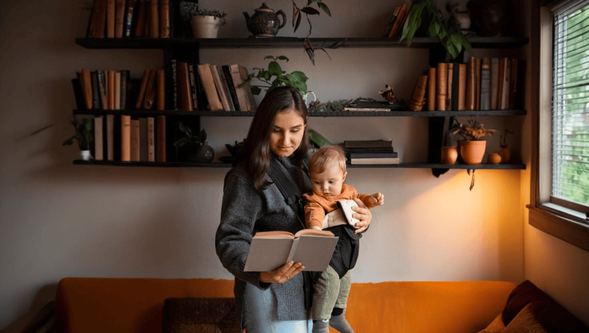 mae lendo com bebe em casa