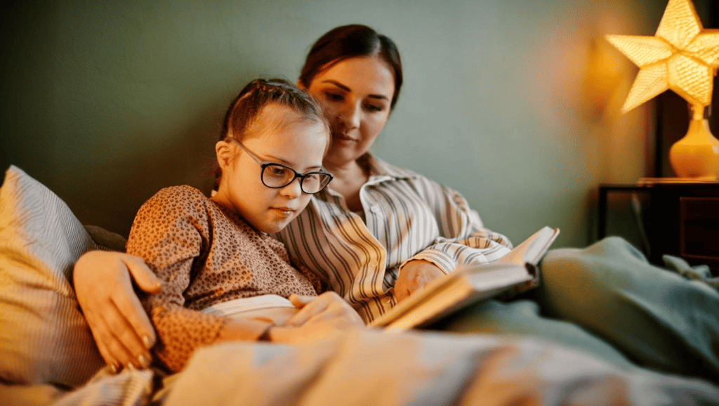 mae lendo um livro com sua filha