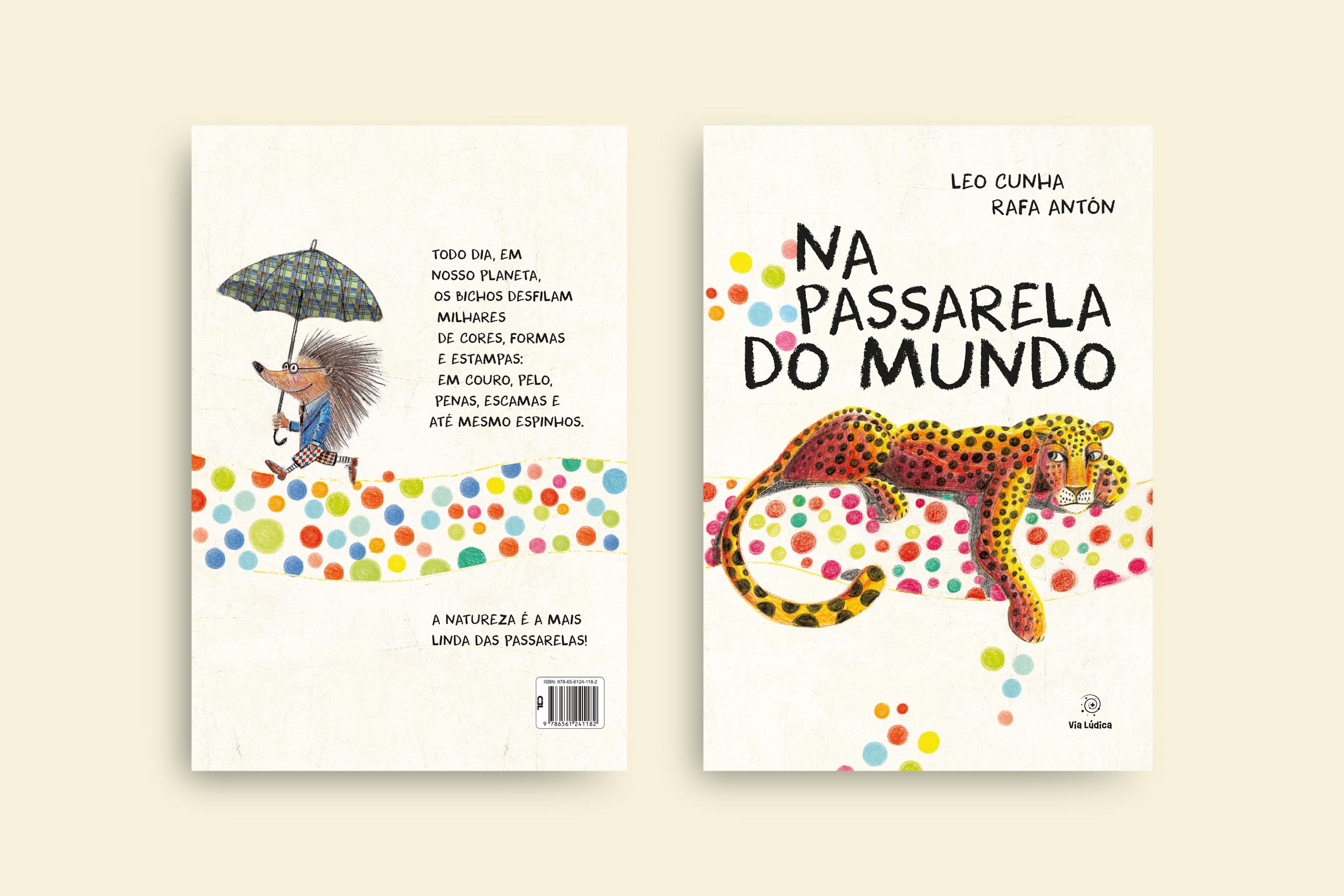 capa livro na passarela do mundo colecao brasilidades onca pintada deitada em cima de uma passarela de bolinhas pintadinhas porco espinho social via ludica