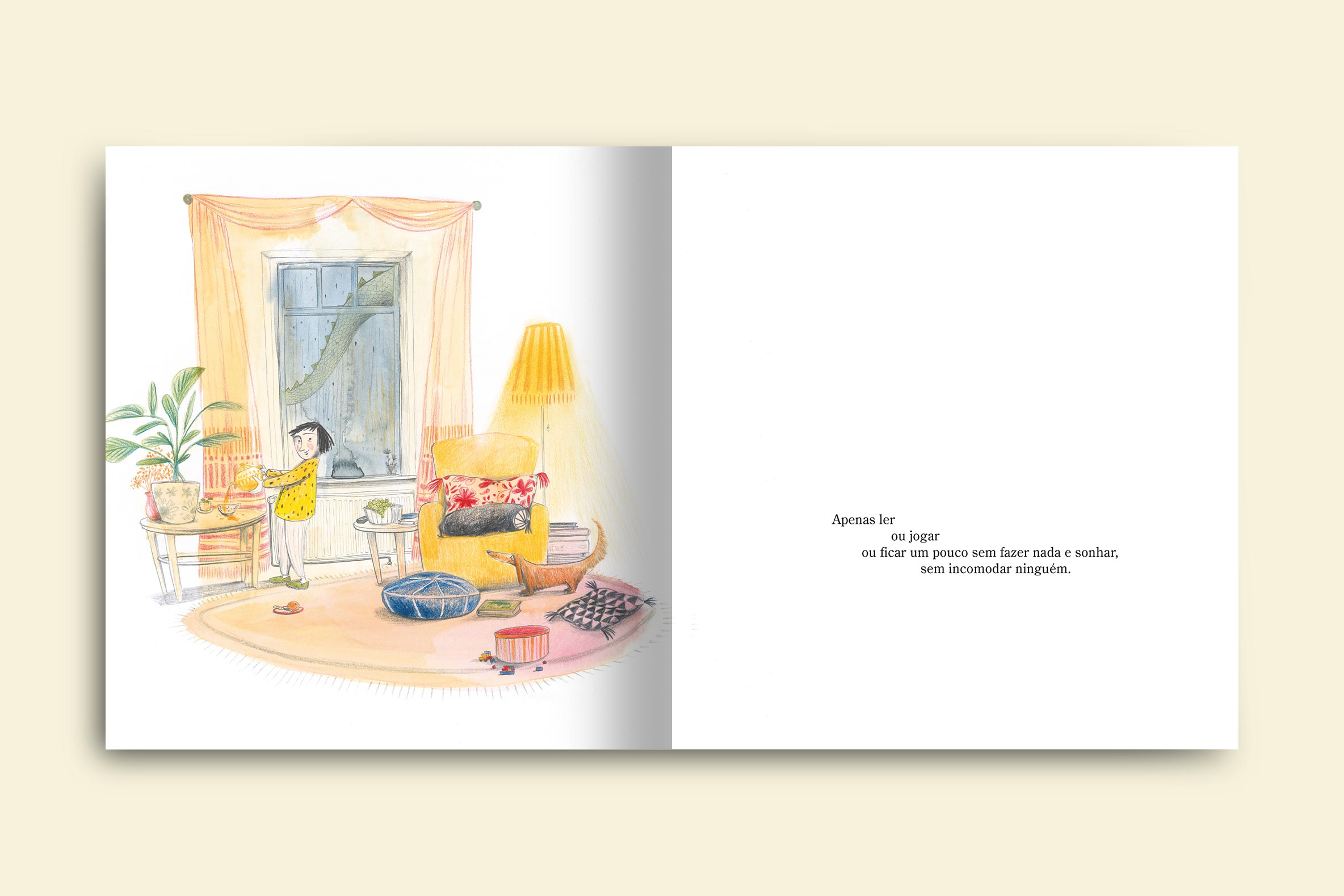 um garoto do pijama amarelo com bolinhas pretas colocando um cha dentro de uma casa bem confortavel e quentinha livro dias chuvosos de dragao colecao avulsa