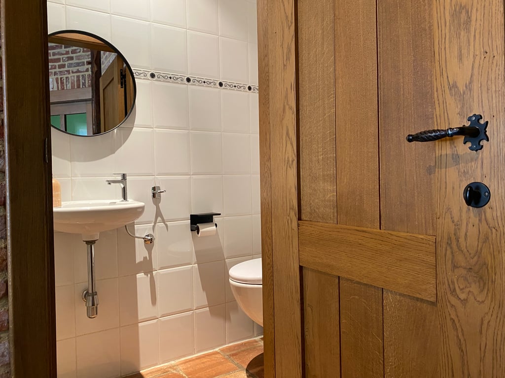 Hoogmolen Verblijf Watermolen Beneden Toilet Overzicht · Landgoed De Hoogmolen in Oudsbergen