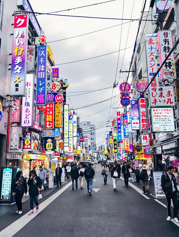 Fotobeispiel — KI-Fotos in Tokio: Neonlichter und Kultur