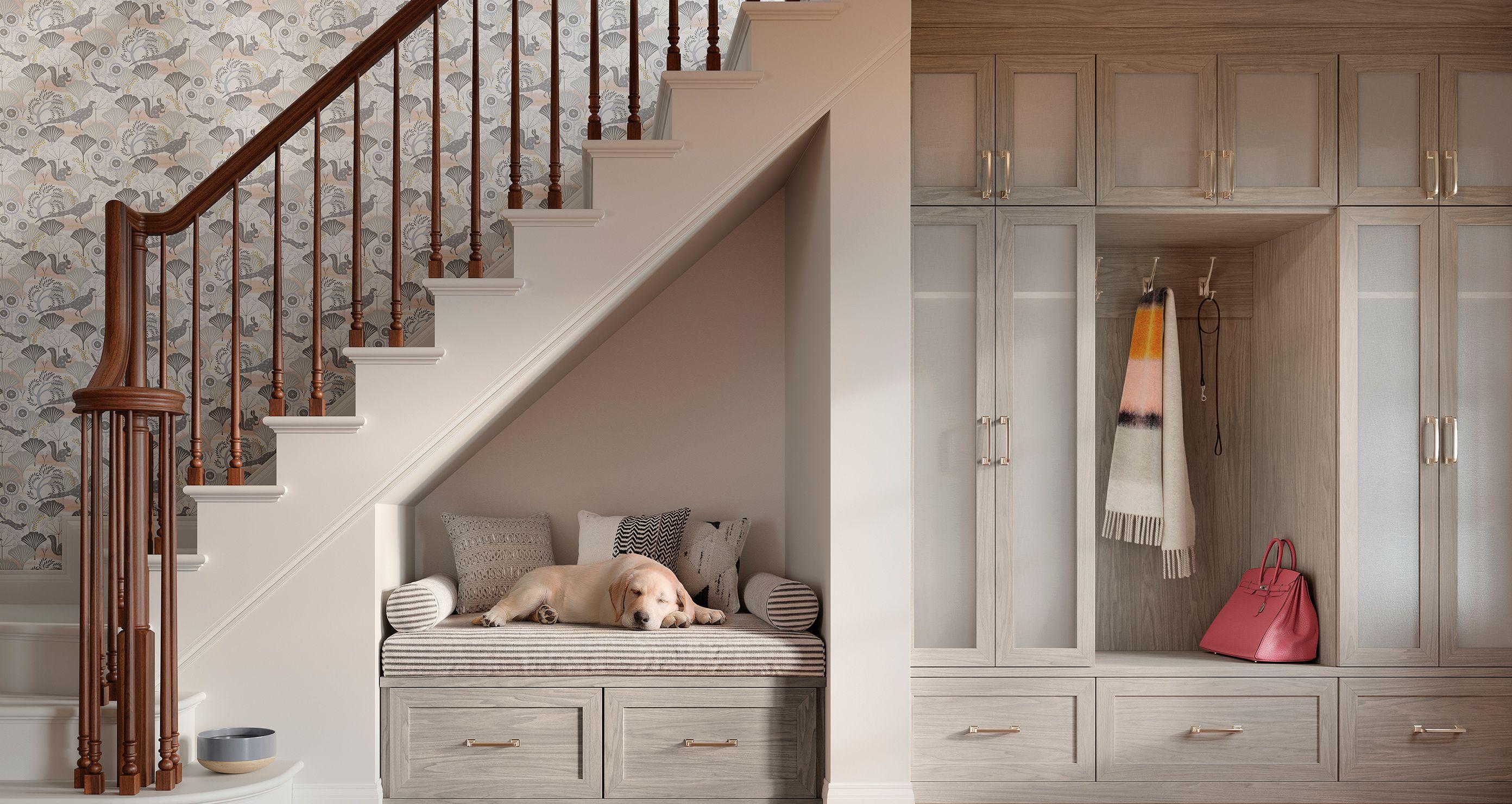 Banco de almacenamiento personalizado debajo de las escaleras que también funciona como cama para mascotas, diseñado por California Closets