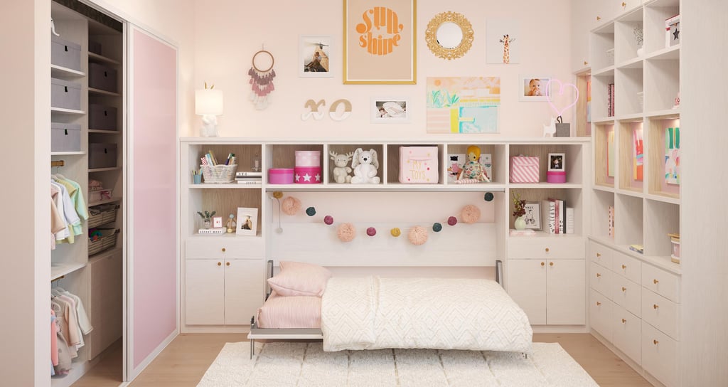 Dormitorio de niñas con cama plegable doble abierta con espacio de almacenamiento circundante de California Closets