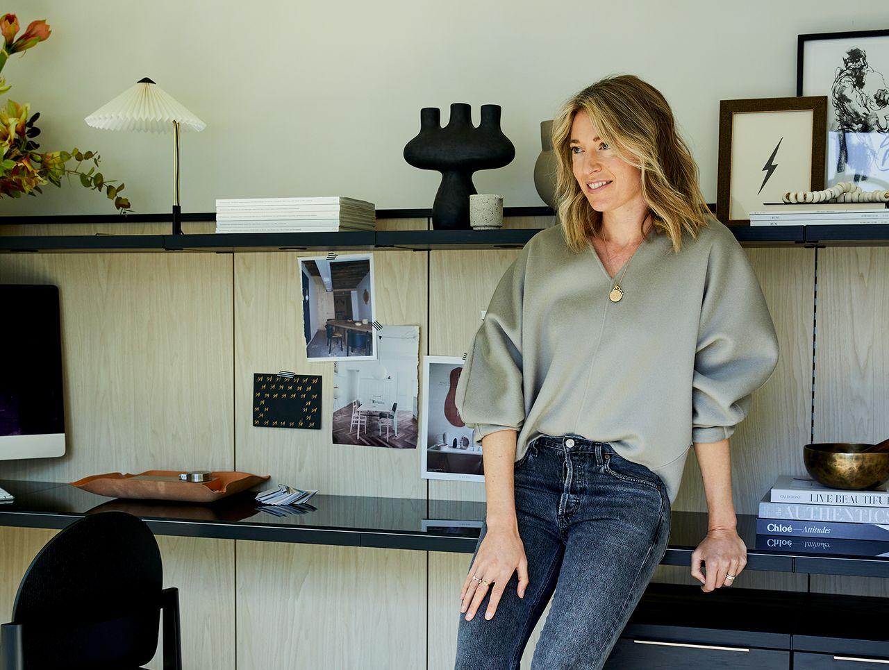 La oficina en casa de la bloguera de estilo de vida Erin Hiemstra diseñada en una estructura prefabricada con gabinetes personalizados, estanterías e iluminación especial de California Closets
