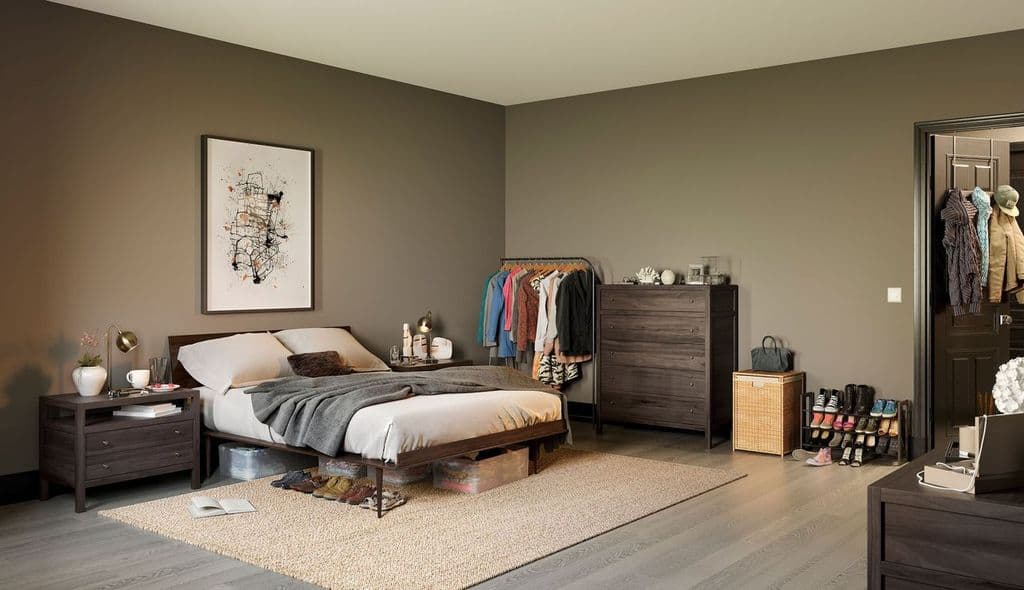 Imagen previa del cliente del dormitorio sin armario, organización ni orden de los elementos de almacenaje. California Closet se encargará de la instalación.