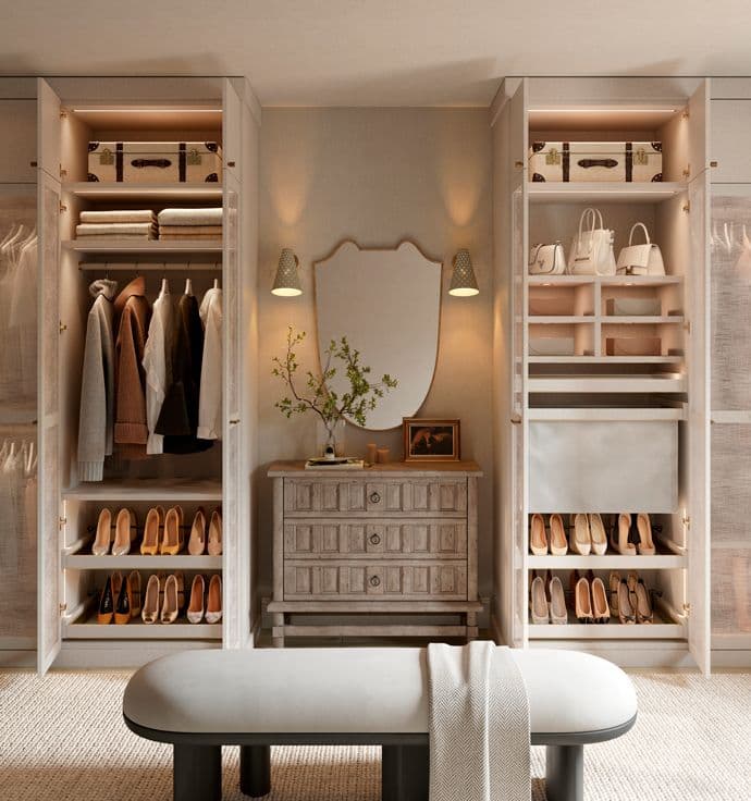 Vestidor personalizado con espacio para guardar zapatos, estantes abiertos e iluminación especial de California Closets