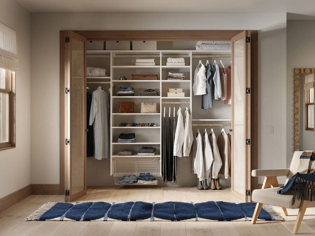Diseño de armario empotrado, estanterías personalizadas, espacio para colgar largo y corto de California Closets