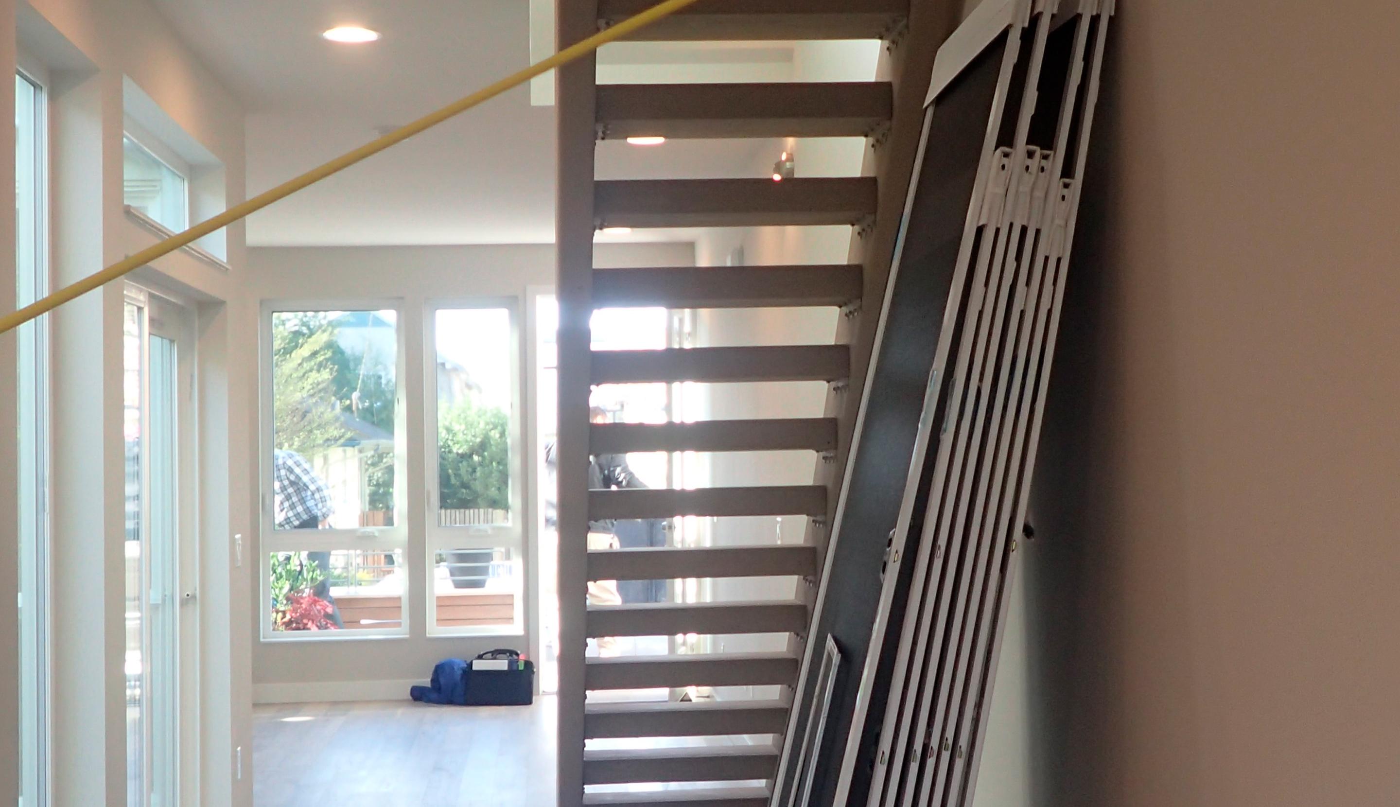 Antes de agregar un diseño de despensa de cocina al área debajo de las escaleras instalado por California Closets