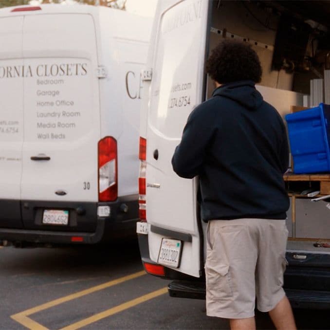 Flota de vans para instaladores profesionales, con materiales y herramientas para proyectos de clientes de California Closets