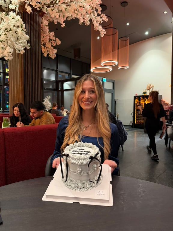 Michelle mit dem Nürnberg Unterwegs Jubiläumskuchen
