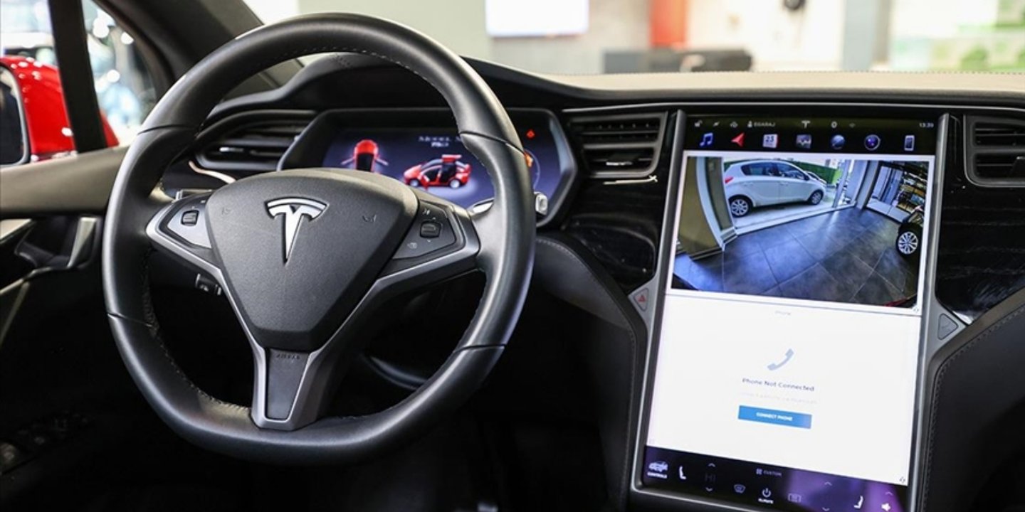 Tesla tüm standart menzilli otomobillerinde kullandığı pil hücrelerinin türünü değiştirecek