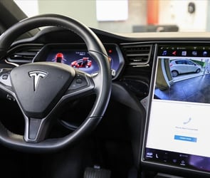 Tesla tüm standart menzilli otomobillerinde kullandığı pil hücrelerinin türünü değiştirecek