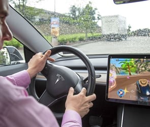 Tesla oyun oynama özelliğini devre dışı bırakıyor