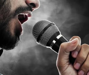 Söyleyerek şarkı bulma yöntemi