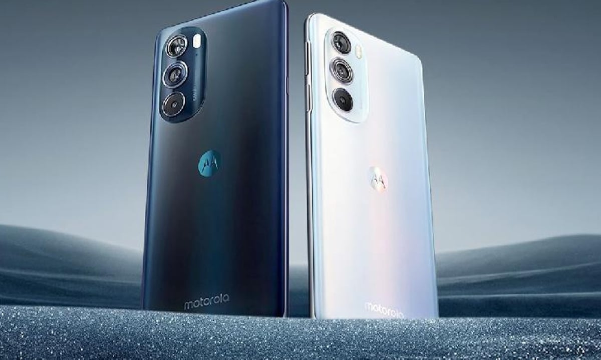Moto Edge 30 Pro ekran altı parmak izi özelliğine sahip 65