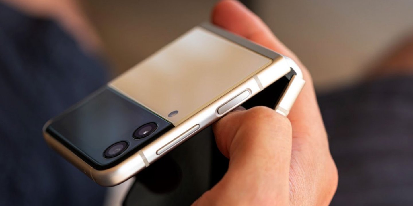 galaxy z flip 4 tasarimi ortaya cikti