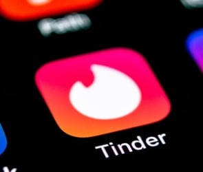 Google Tinder'ı uygulama mağazasından kaldırmak istiyor