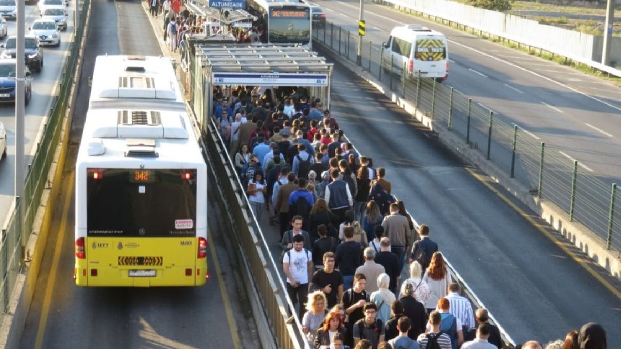 İstanbullular toplu taşımada müzik ve kitabı tercih ediyor 65 İstanbul toplu taşıma