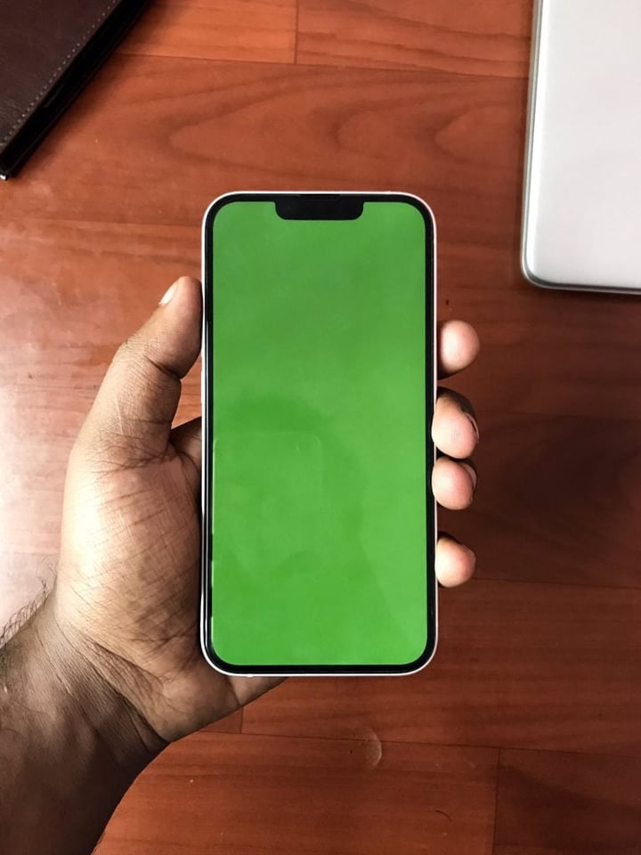 iphone 14 pro iphone 13te yesil ekran sorunu basladi 1