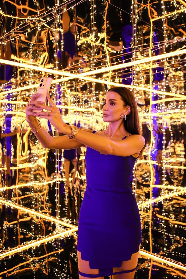 Özge Ulusoy'dan Vivo V25 ile sonsuzluk selfiesi 2 Özge Ulusoy