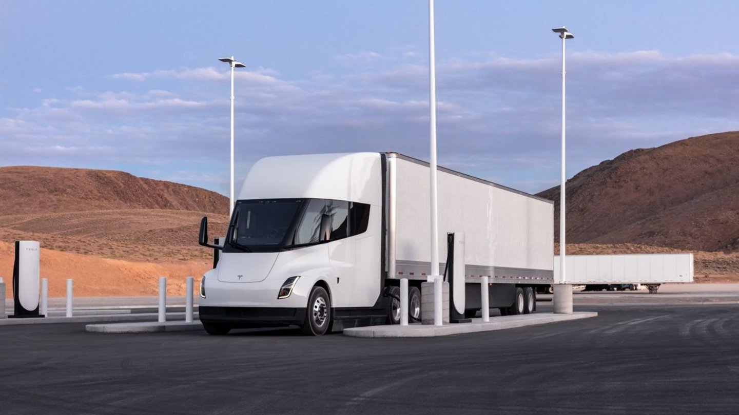 Tesla, Semi'nin ilk teslimatını gerçekleştirdi 65 Tesla Semi'nin ilk teslimatını gerçekleştirdi