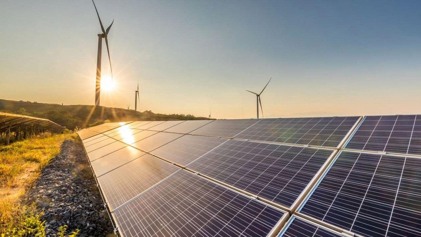 Yerli enerji girişimi Bataryasan'dan Taşınabilir "Güç İstasyonu" projesi 65 Yenilenebilir enerji, güneş ışığı, rüzgar, yağmur, gelgitler, dalgalar ve jeotermal ısı gibi karbon nötr doğal kaynaklardan elde edilebilen ve insan zaman ölçeğinde doğal olarak yenilenen kaynaklardan elde edilebilen enerjiye denir.
