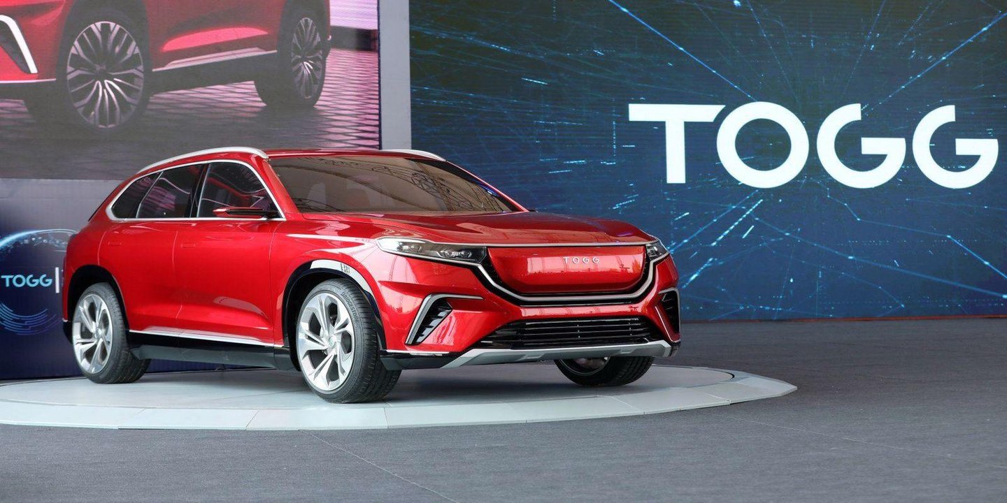 Togg T10X Çekiliş Sonuçları Açıklandı 1 Bugün burada Togg otomobili almak için çabalayan insanlar arasında hak kazananları tespit etmek için bulunduk. Bize ön başvuru gerçekleştiren kişilerin olduğu bir liste verildi. Biz başvuru yapan 177 bin kişi içerisinde toplam 40 bin kişilik bir çekiliş gerçekleştirdik. Bunların 20 bini asil olarak ve 20 bini de yedek olarak belirlenmiş oldu. Çekiliş gayet güvenli bir ortamda yapıldı ve çekilişin sonucunu bir tutanağa bağlayarak ve ayrıca devamında işlemin de tasdiki işlemlerine geçtik. Ve artık bunun sonlanma .Togg T10X Çekiliş Sonuçları Açıklandı
