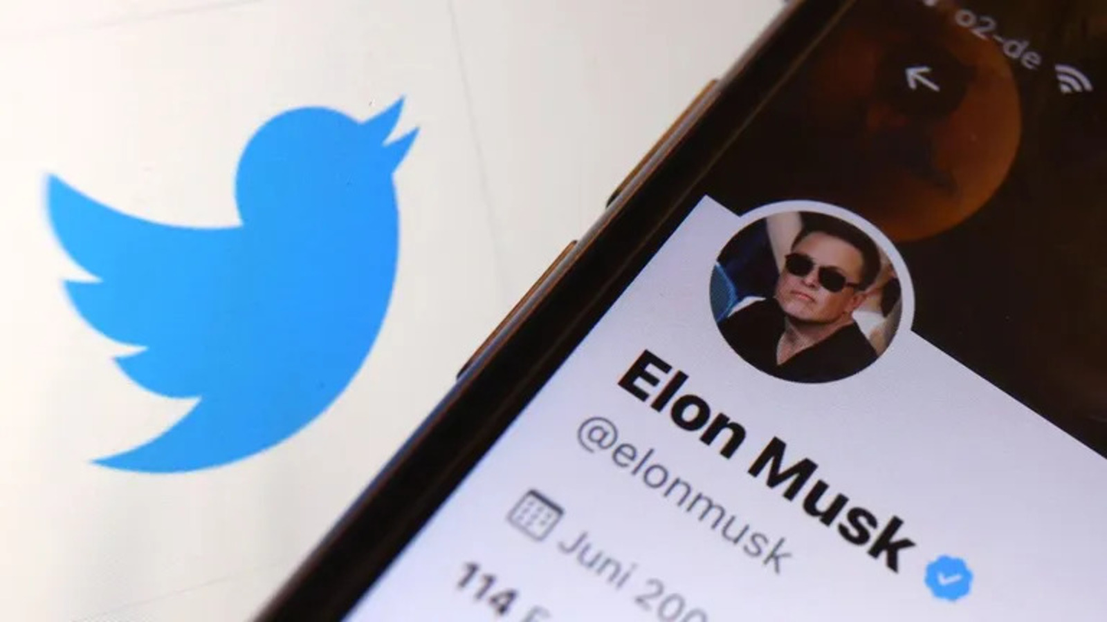 Twitter, hayatını kaybeden ünlülerin hesaplarına mavi onay işareti eklemeye başladı