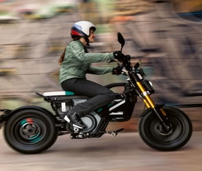 BMW, CE 02 elektrikli scooter modeliyle şehir içi ulaşım alanında ilerliyor