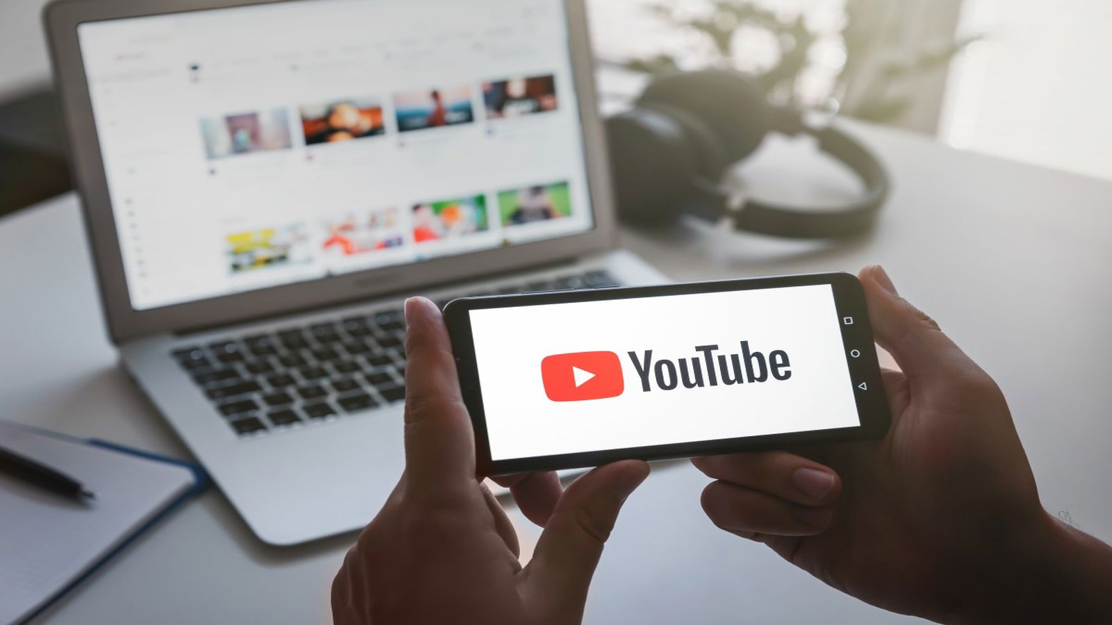 YouTube’dan Bir Yenilik Daha: Yüksek İhtimalle Kimse Bu Yeniliği Kullanmayacak 67 Elinde telefon tutan bir kişi