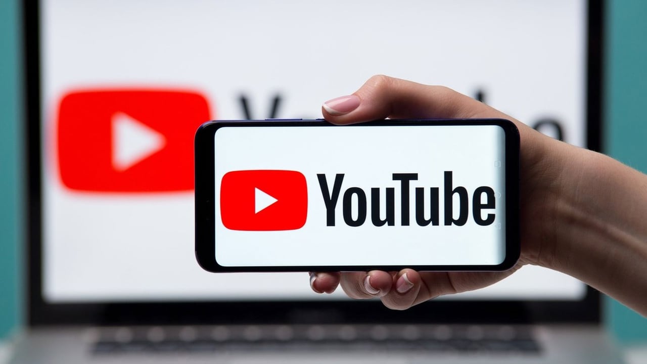 YouTube’dan Bir Yenilik Daha: Yüksek İhtimalle Kimse Bu Yeniliği Kullanmayacak 65 Elinde telefon tutan kişi