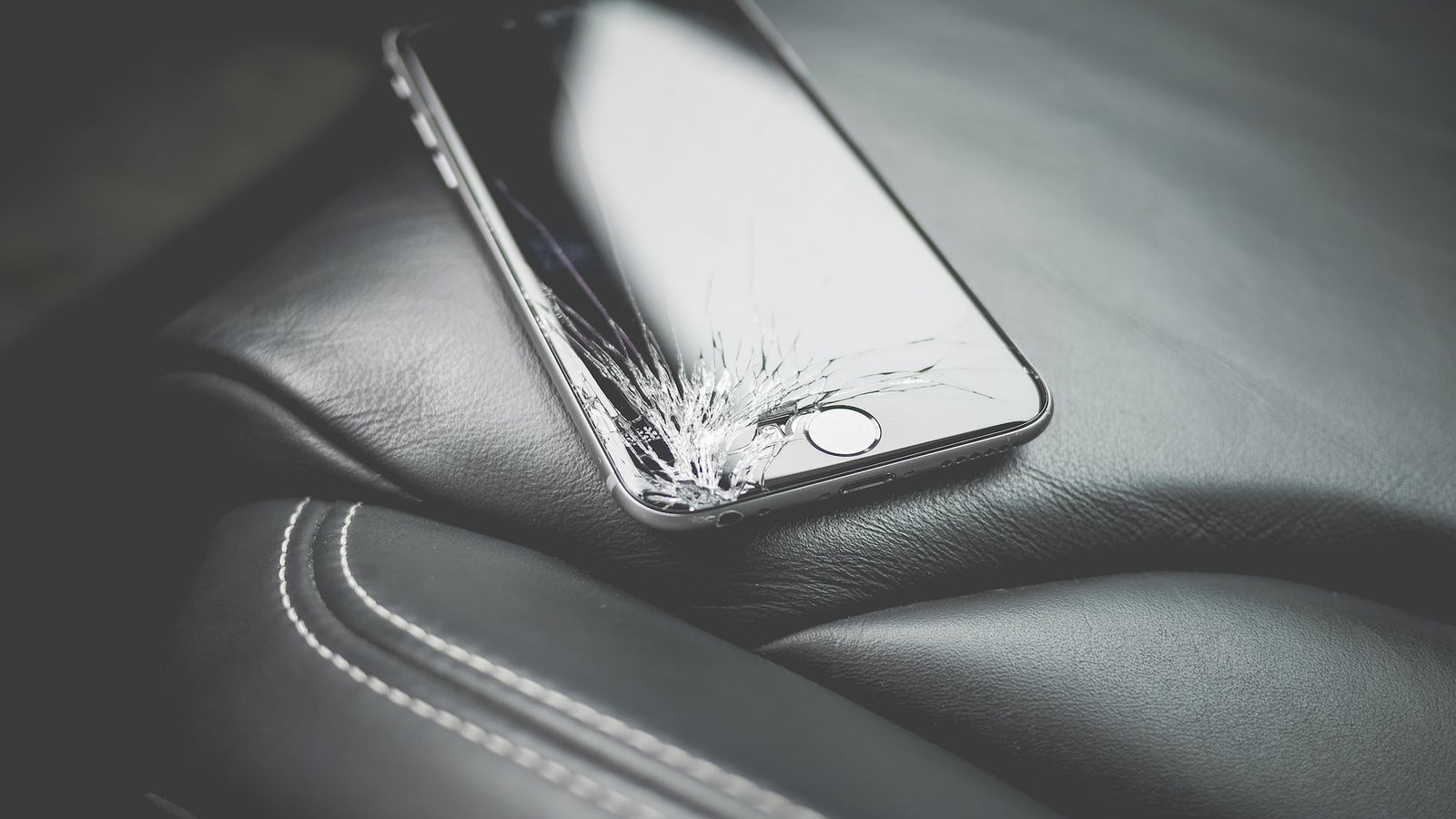 ekranı kırılmış bir iphone