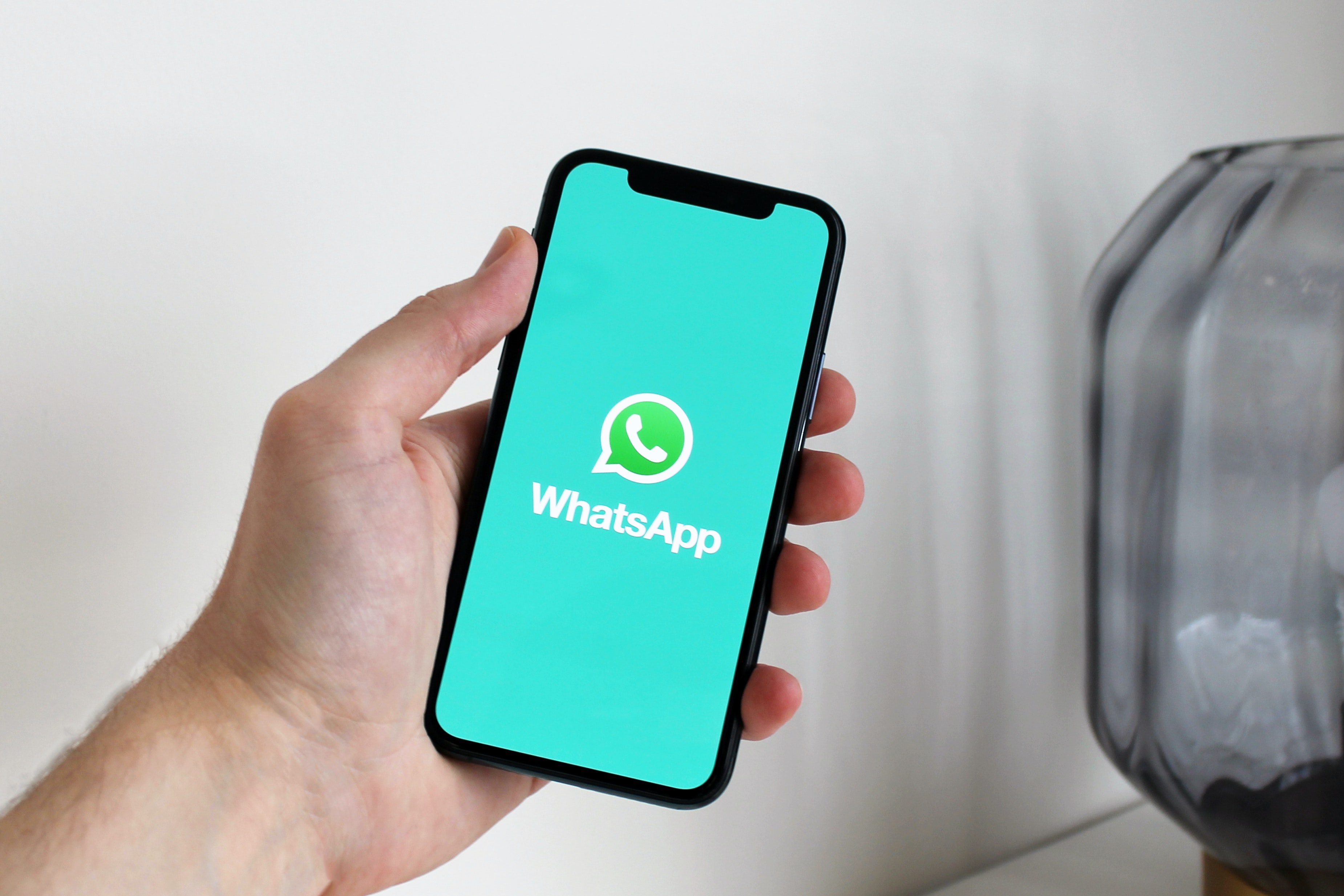 WhatsApp Messenger Uygulaması Birden Fazla Hesap Kullanma Özelliğini Aktifleştirdi 66 elde telefon tutan adam