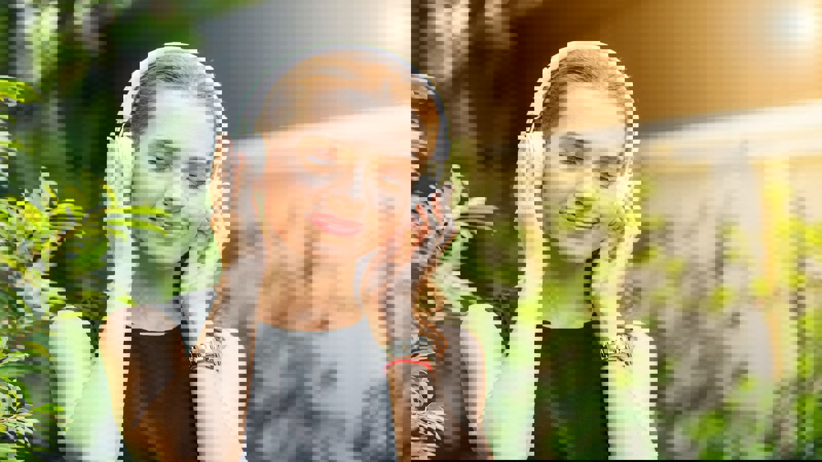 YouTube’dan Herkesi Mutlu Eden Bir Haber Geldi: Mırıldanarak Şarkı Bulma Özelliği Geliyor 2 müzik dinleyen kadın