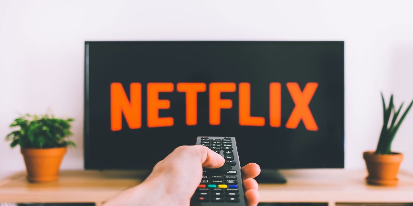 netflix izleyen bir kişi