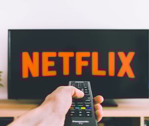 netflix izleyen bir kişi