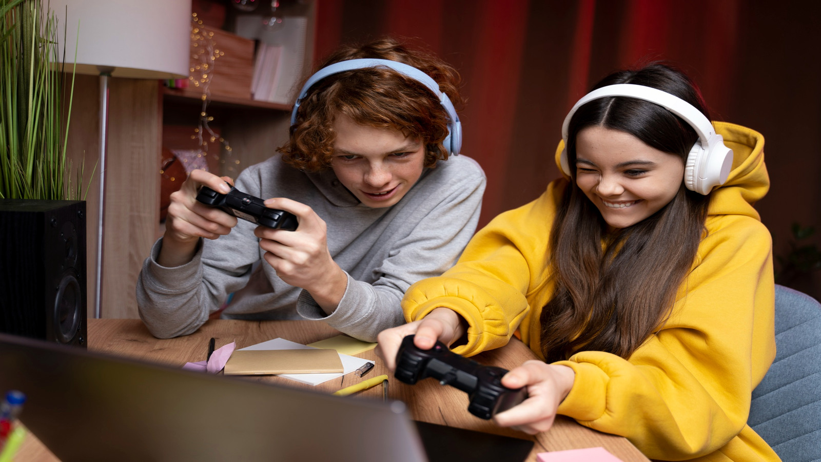 Steam'de Türk Lirası Devri Bitiyor: Son Tarih Belli Oldu 67 two teenage friends playing video games together