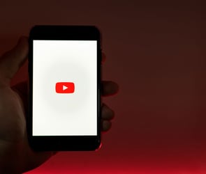 Reklam engelleyiciler, YouTube reklem gelir akışını bozduğu için platform tarafından kurallara aykırı olarak kabul ediliyor.