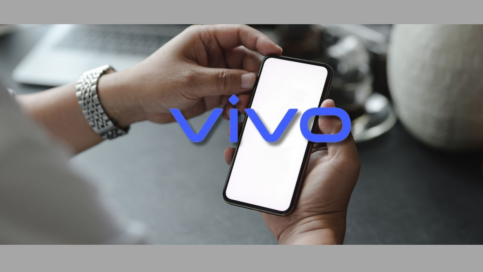 V30 serisi için telefonlarını geliştirmek adına çalışmalara devam ediyor. Şimdi ise Vivo V30 5G modelli telefon tanıtımlı görseli ortaya çıktı. 
