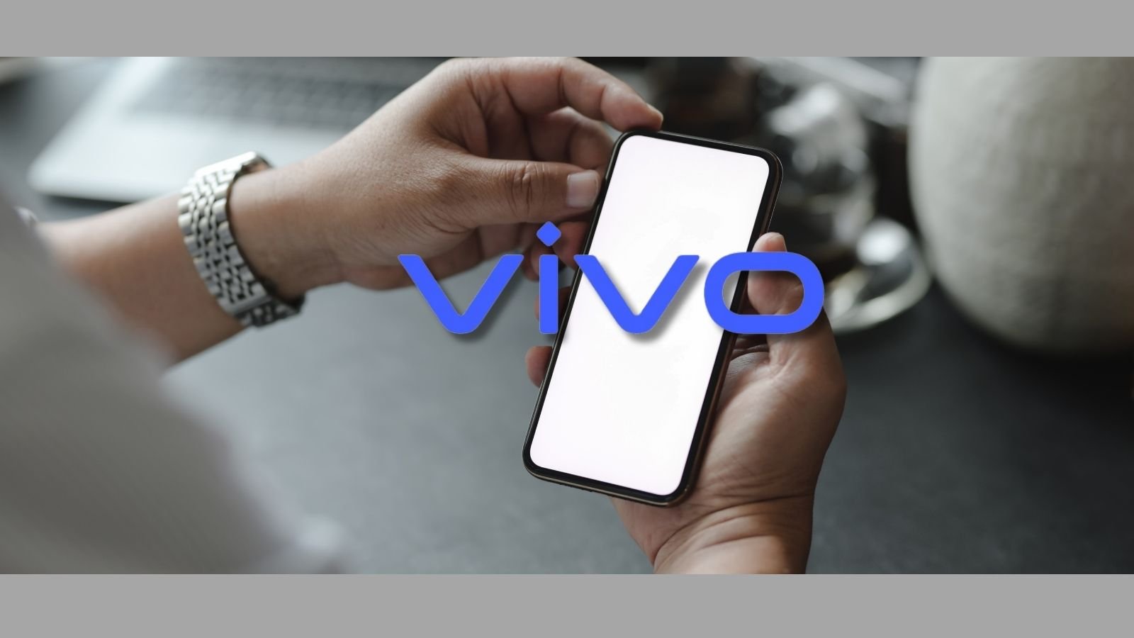 Vivo V30 5G Tasarımı İle İlgili Detaylar Ortaya Çıktı 2 V30 serisi için telefonlarını geliştirmek adına çalışmalara devam ediyor. Şimdi ise Vivo V30 5G modelli telefon tanıtımlı görseli ortaya çıktı.