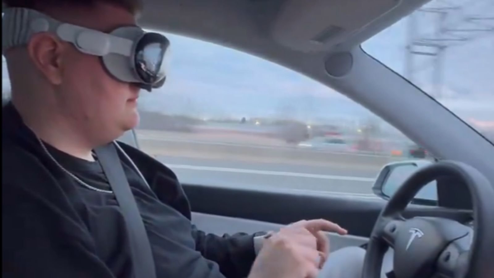 Tesla, Apple Vision Pro Takarak Araç Kullananlara Kızdı! 2 Tesla, Apple Vision Pro Takarak Araç Kullananlara Kızdı!
