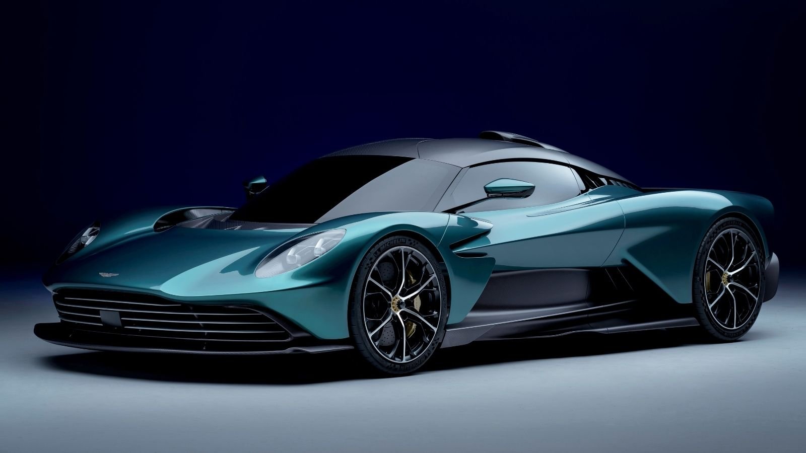 Dünyanın en özel bazı otomobil modellerine imza atan Aston Martin, gelen bilgilere göre ilk elektrikli aracını bir süre ertelemiş olacak. 