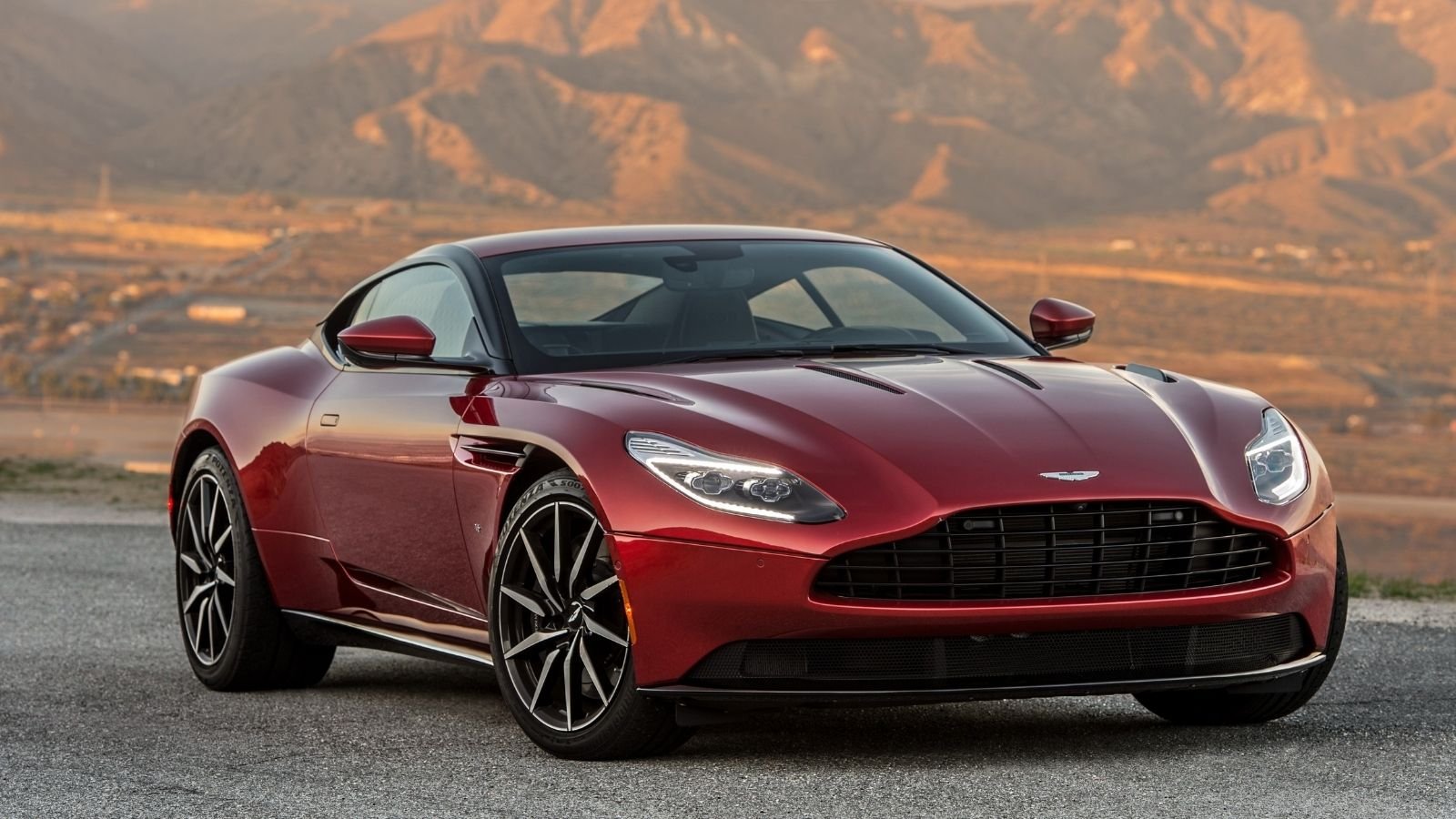 Dünyanın en özel bazı otomobil modellerine imza atan Aston Martin, gelen bilgilere göre ilk elektrikli aracını bir süre ertelemiş olacak. 